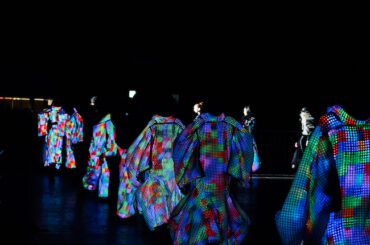 LEDを用いた液晶画面のようなファッション。ANREALAGE 2025 PARIS – TOKYO COLLECTIONneol.jp