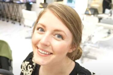 日本の美容院を初体験する、ジェイソンさんの妻・リネルさん（画像はスクリーンショット）