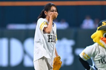 フジ2年目女子アナが始球式　元売り子がハニカミ投球…本拠地で"凱旋登板"に拍手喝采 | Full-Count