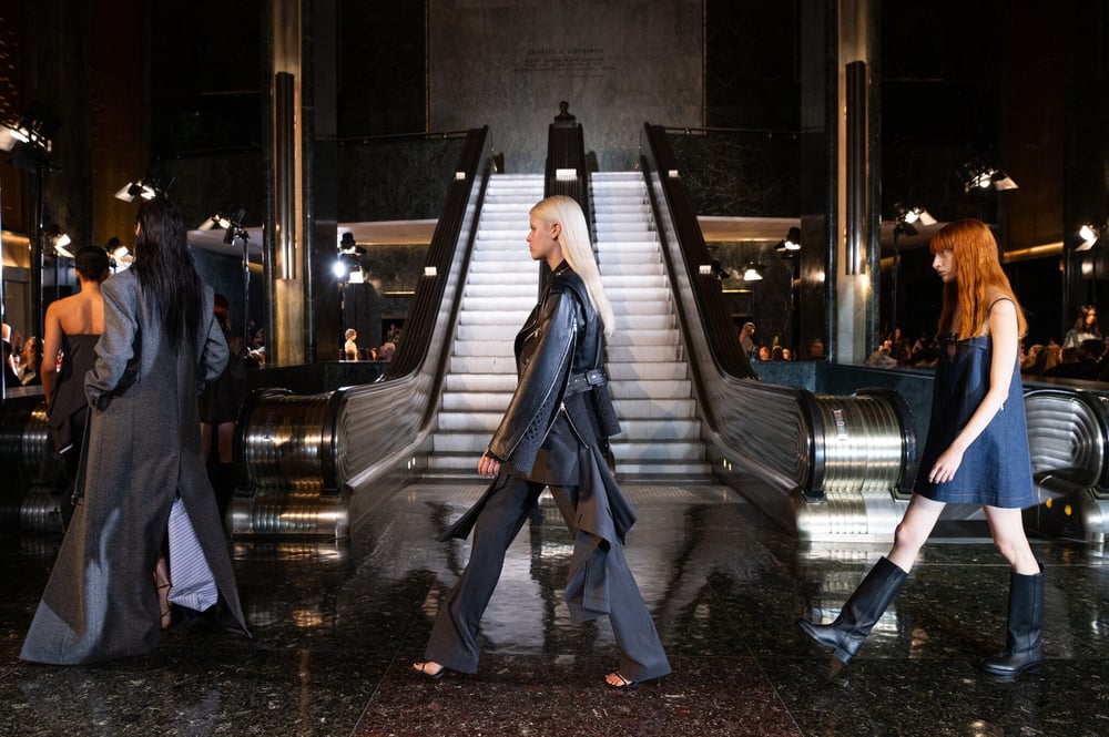 45ロックのロビーで行われたモンセのショー