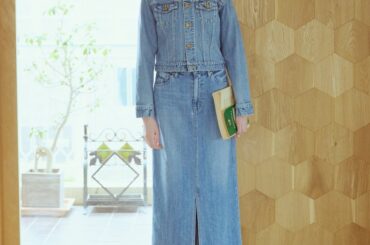 いつものデニムオンデニムを卒業するなら、足元をイエローにしよう。【FUDGE dig.｜デニムオンデニムの差し色レッスン – 04】 | FUDGE dig. | ファッション