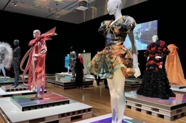 「なぜ人間は服を着るのか？」を徹底解剖！ 装いの本質に触れる、『LOVEファッション─私を着がえるとき』が開催中！｜Pen Online