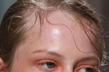 カラーまつ毛と眉のグッドバランスを考える | Vogue Japan