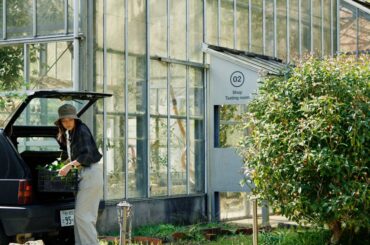 チェックシャツにワイドパンツのラフな装いは、落ち着いたトーンでシックに仕上げる【薬草研究家の1日①】 | FUDGE.jp