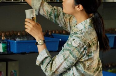 ずっと愛せるシャツ探しの心得は、“仕立ての良いものを選ぶこと”【薬草研究家の1日⑦】 | FUDGE.jp