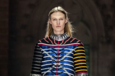 【ルイ・ヴィトン 2026年クルーズ】古今の交錯から生まれるファッションの力 | Vogue Japan