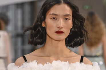 メットガラ2025の会場には、ディープなマットリップが登場？ | Vogue Japan