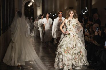ヴィヴィアン・ウエストウッド初のブライダルファッションショーが開催。アンドレアス・クロンターラーが語る、亡き妻との思い出 | Vogue Japan