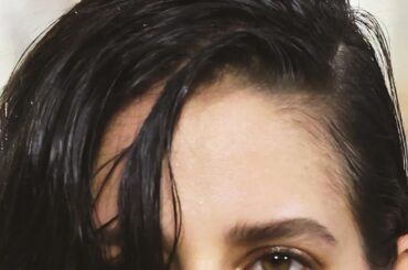 旬のスモーキーな囲み目には“隙間と立体感”のある眉を | Vogue Japan