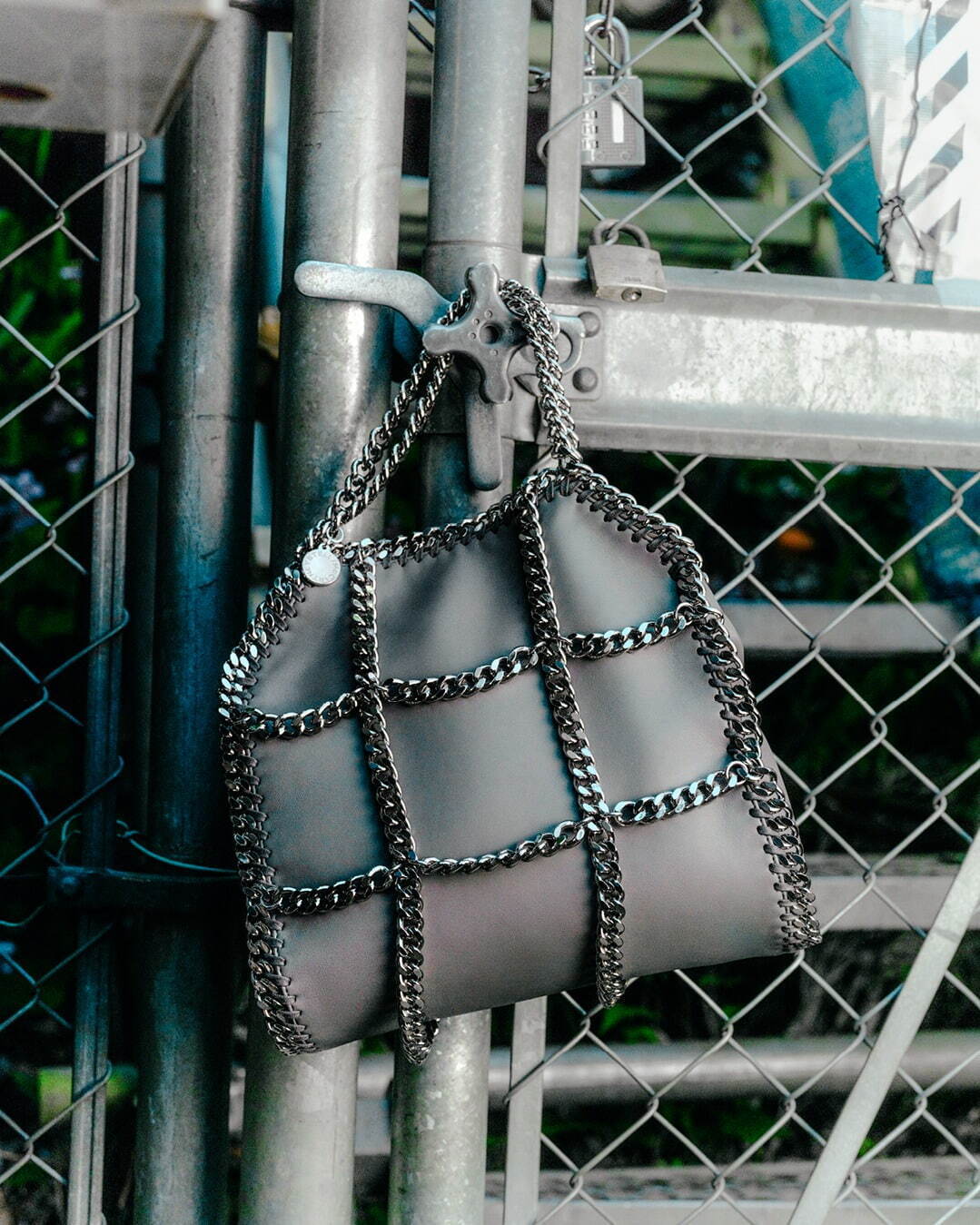 限定エディション ファラベラ チェーンケージ ミニトートバッグ 199,100円