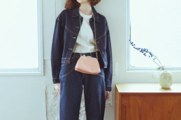 デニムオンデニムに差し色するなら、ピンクのバッグで愛らしく。【FUDGE dig.｜デニムオンデニムの差し色レッスン – 03】 | FUDGE dig. | ファッション