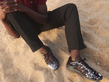 スニーカーを履いた人