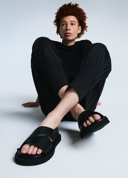 サンダルを履いた男性