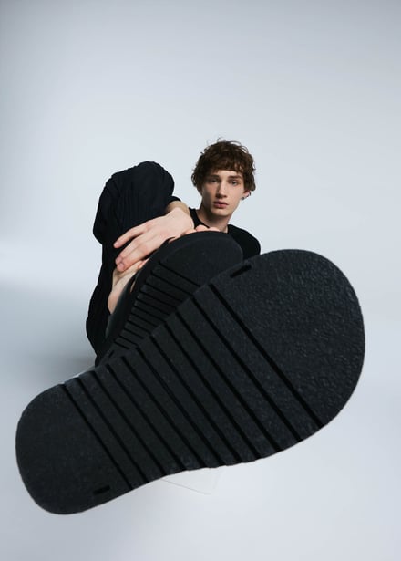 サンダルを履いた男性