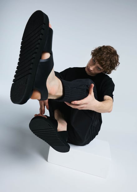 サンダルを履いた男性