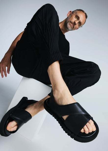 サンダルを履いた男性