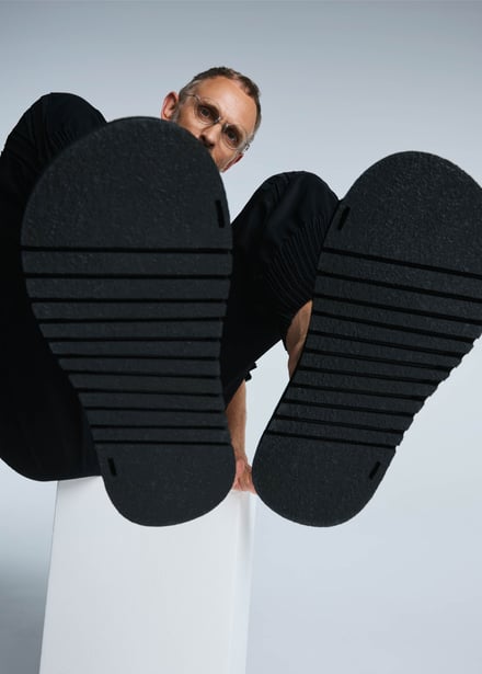 サンダルを履いた男性