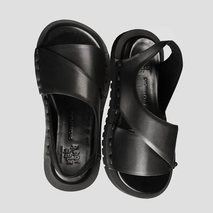 ブラックのサンダル