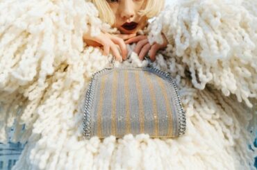 ステラ マッカートニーがヴィーガンバッグ「ファラベラ」のカプセルコレクションを発表。キャンペーンビジュアルにアオイ ヤマダを起用 | FASHION