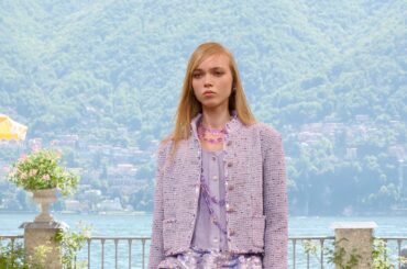 【シャネル 2026年クルーズ】美しきコモ湖で紡がれる、シネマとファッションの物語 | Vogue Japan