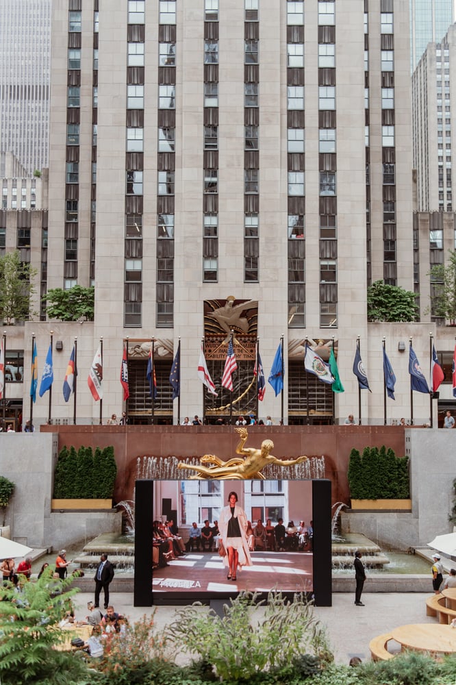 ロックフェラー・センターで行われたプロエンザ・スクーラーのショーのストリーミング映像