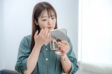 ベースメイクする女性