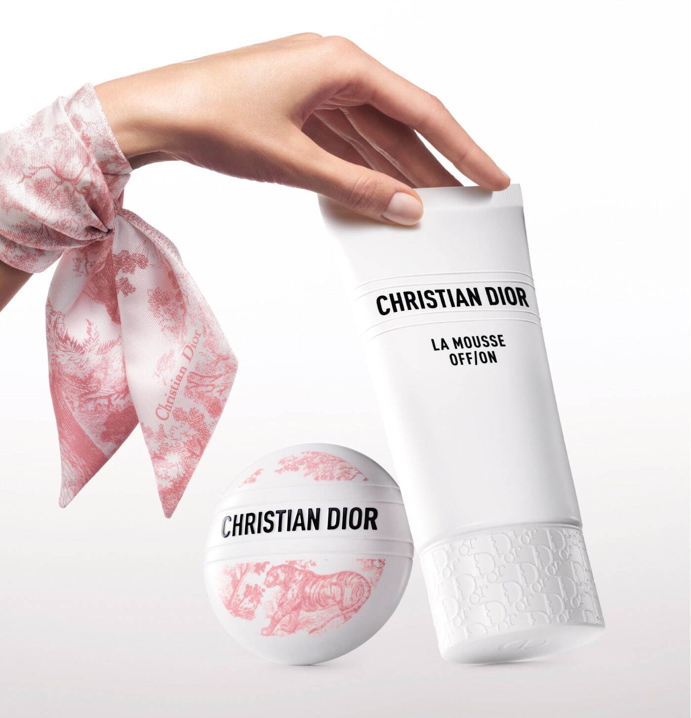 左から)「ル ボーム」限定1種 50mL 7,480円、ホルダー付き 10,230円＜数量限定品＞、「ラ ムース オフ オン」150mL 7,700円＜新製品＞