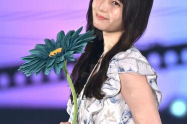 【ガルアワ】日向坂46・小坂菜緒、新モデルとしてランウェイ　女神スマイルで魅了 | | ORICON NEWS
