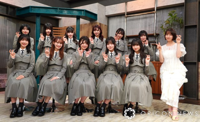 秋元康氏プロデュースアイドルグループ・WHITE SCORPION、”先輩”篠田麻里子から学ぶ「秋元先生がじゃがりこ好き」