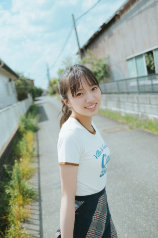 乃木坂46 6期生の海邉朱莉が「B.L.T.」でソロ初グラビアに挑戦、青空が広がる海辺で見せる、未来への灯り