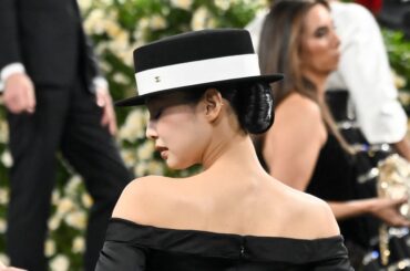 ジェニーやジジetc。メット2025のテーマ「ダンディズム」を巧みに解釈したベストヘア5【ファッション賢者たちのヘアアレンジ術】 | Vogue Japan