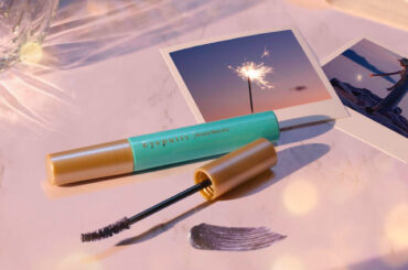 【2025年夏コスメ】「アイプチ」の“ひとえ・奥ぶたえ用マスカラ”からオレンジパールきらめく夏の限定色 - WWDJAPAN