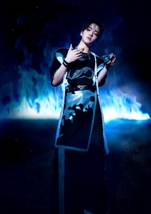 【aoen】HYBEのレーベルが手掛ける新世代J-POPボーイズグループ 6月11日（水） Debut Single「青い太陽 (The Blue Sun)」Concept Photo [#Night]公開！　”やんちゃクール”に世界で一番熱い青い炎を燃やす　キーアイテムとなるヨーヨーも登場