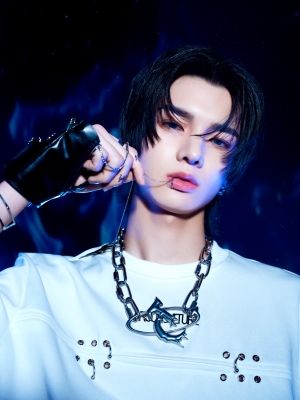 【aoen】HYBEのレーベルが手掛ける新世代J-POPボーイズグループ 6月11日（水） Debut Single「青い太陽 (The Blue Sun)」Concept Photo [#Night]公開！　”やんちゃクール”に世界で一番熱い青い炎を燃やす　キーアイテムとなるヨーヨーも登場