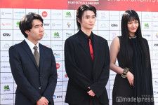 櫻坂46山崎天、ノースリーブドレスで美肌見せ 西垣匠はブラック×レッドのジャケットコーデ【SSFF＆ASIA2025】