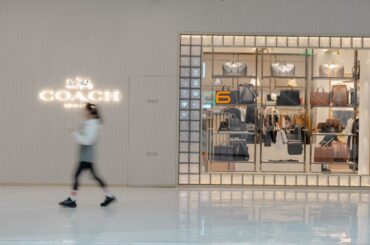 ファッション業界で中堅ブランドに勢い、消費者のコスパ重視が追い風 - Bloomberg