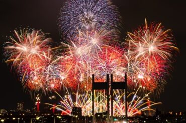 「東京競馬場花火 2025 〜花火と聴きたい J-POP BEST〜」は7月2日(水)に東京競馬場で開催される