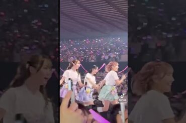 ファンサに夢中で慌ててステージに戻るみりにゃと、その横を手を繋ぎながら走る衣織ちゃんとさなつん🐱🌱🥦#とくべチュして #イコラブ #大谷映美里 #野口衣織 #諸橋沙夏