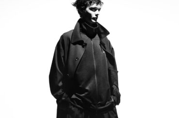 「Y-3 KURO」ヨウジヤマモトコラボによる新定番ライン、黒のユニセックスウェアやスニーカー - ファッションプレス