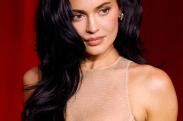 カイリー・ジェンナーが豊胸手術の執刀医をTikTokで告白。その手術方法とは？ | Vogue Japan