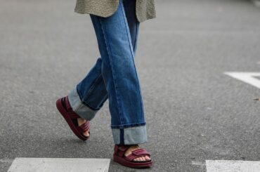 2025年夏の本命、ベルクロサンダル。今、買うべき注目モデルとその着こなしを徹底調査！ | Vogue Japan