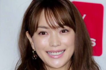 【蛯原友里さん】が着こなす！春に輝く「パンツコーデ」2選｜STORY