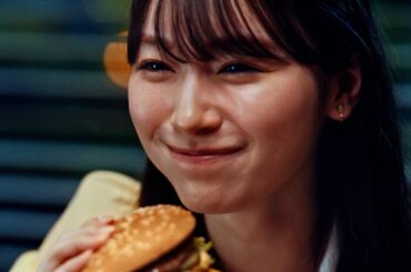 櫻坂46・守屋麗奈がビッグマックを頬張り笑顔！　ビッグマック新TVCM「明日も 笑おう あの頃も今も」篇