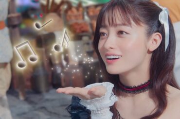 橋本環奈が“異世界”へ…　キュートなコスチューム姿　歌声も　「異世界のんびりライフ」新テレビCM「演劇の星が登場」編