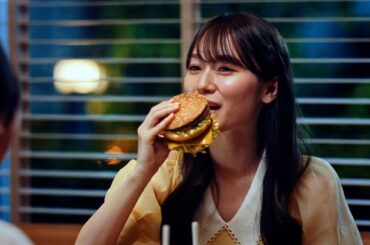 櫻坂46守屋麗奈、ビッグマック頬張りキュートな笑顔！　マクドナルド新CMに出演
