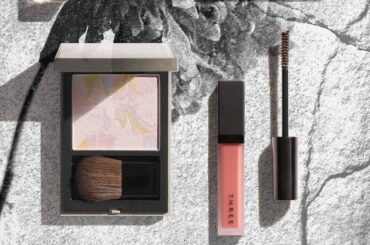 THREEの25年秋コスメ、“大理石の艶めき”纏うマーブル模様フェイスパウダー＆花びら色リップジェム - ファッションプレス