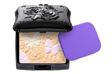 アナ スイから“ナチュラル人形肌”叶えるパウダーファンデが25年秋誕生、バラと蝶の刻印入り - ファッションプレス