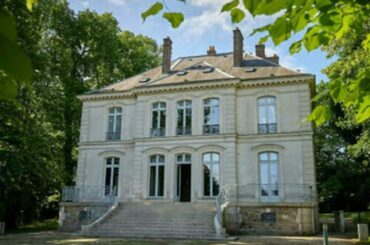 ファッションアイコン、故ラガーフェルドの控えめなパリ近郊の別荘が競売に - FashionNetwork 日本