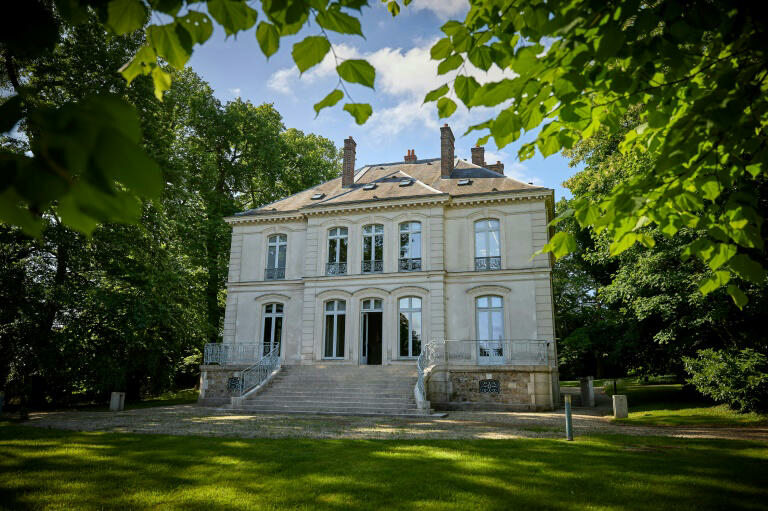 ファッションアイコン、故ラガーフェルドのパリ近郊の控えめな別荘が落札へ