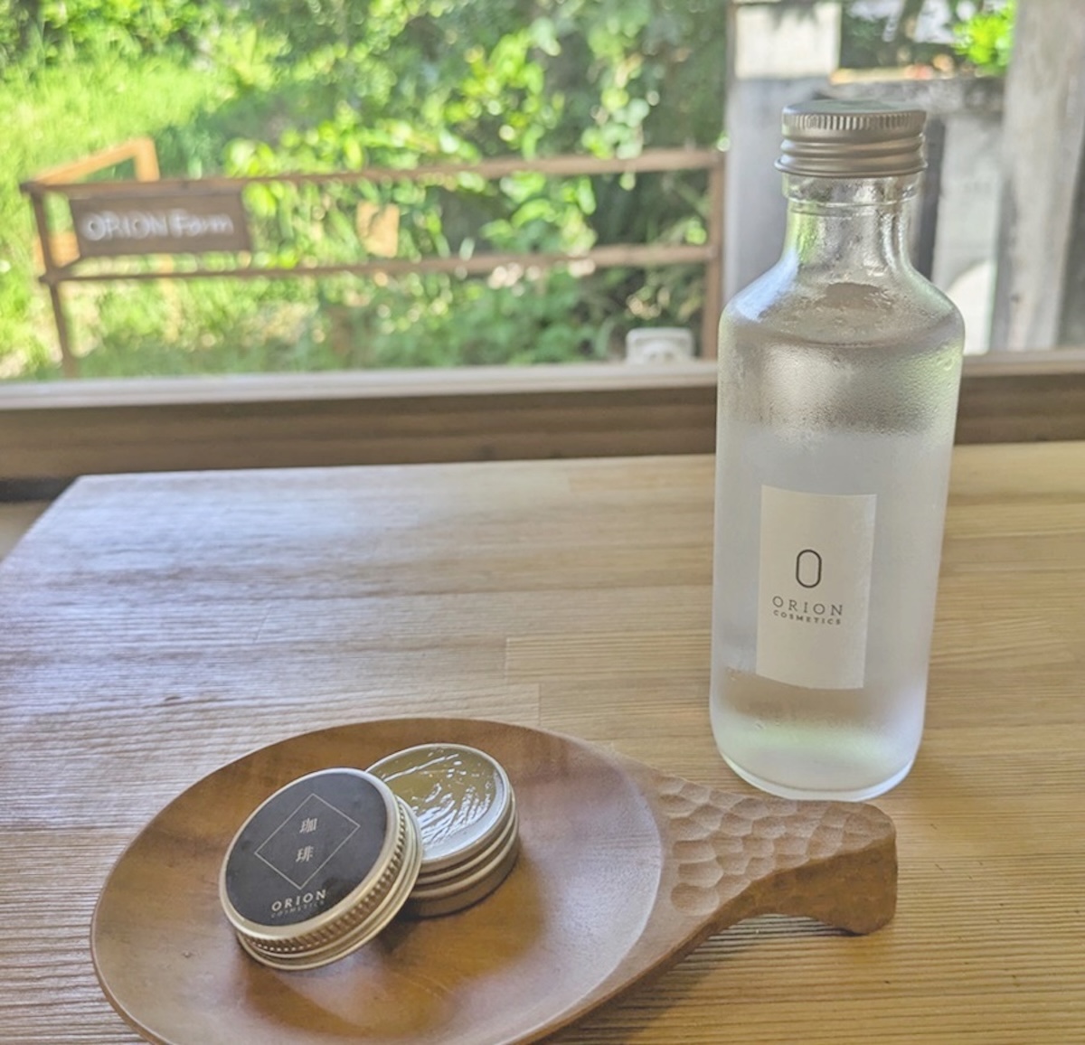 左：“廃棄豆から生まれた珈琲バーム”（13g、2200円） 右：“沖縄ハーブ化粧水 飴色”（200mL、2200円）はシナモンの一種、沖縄カラキ、レモングラス、島月桃をブレンドした芳香蒸留水